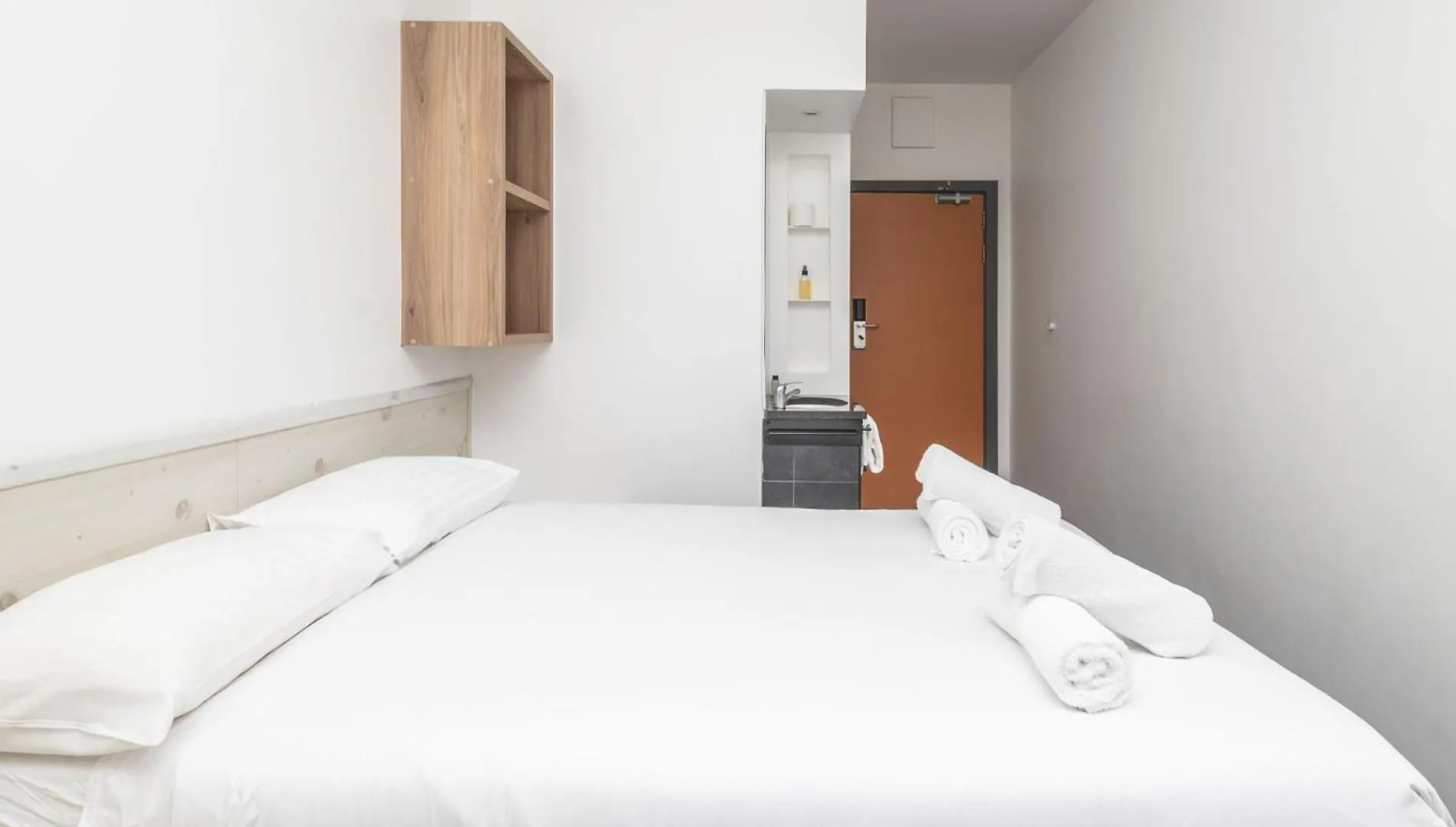 Metropole Private Room In Shared Space ケープタウン 0*,  南アフリカ